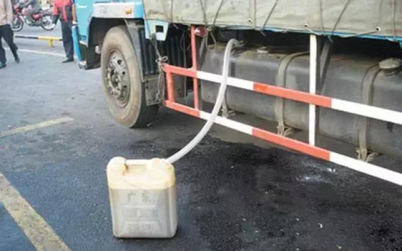 安裝半年GPS油量油耗監控，驚現司機偷油放油